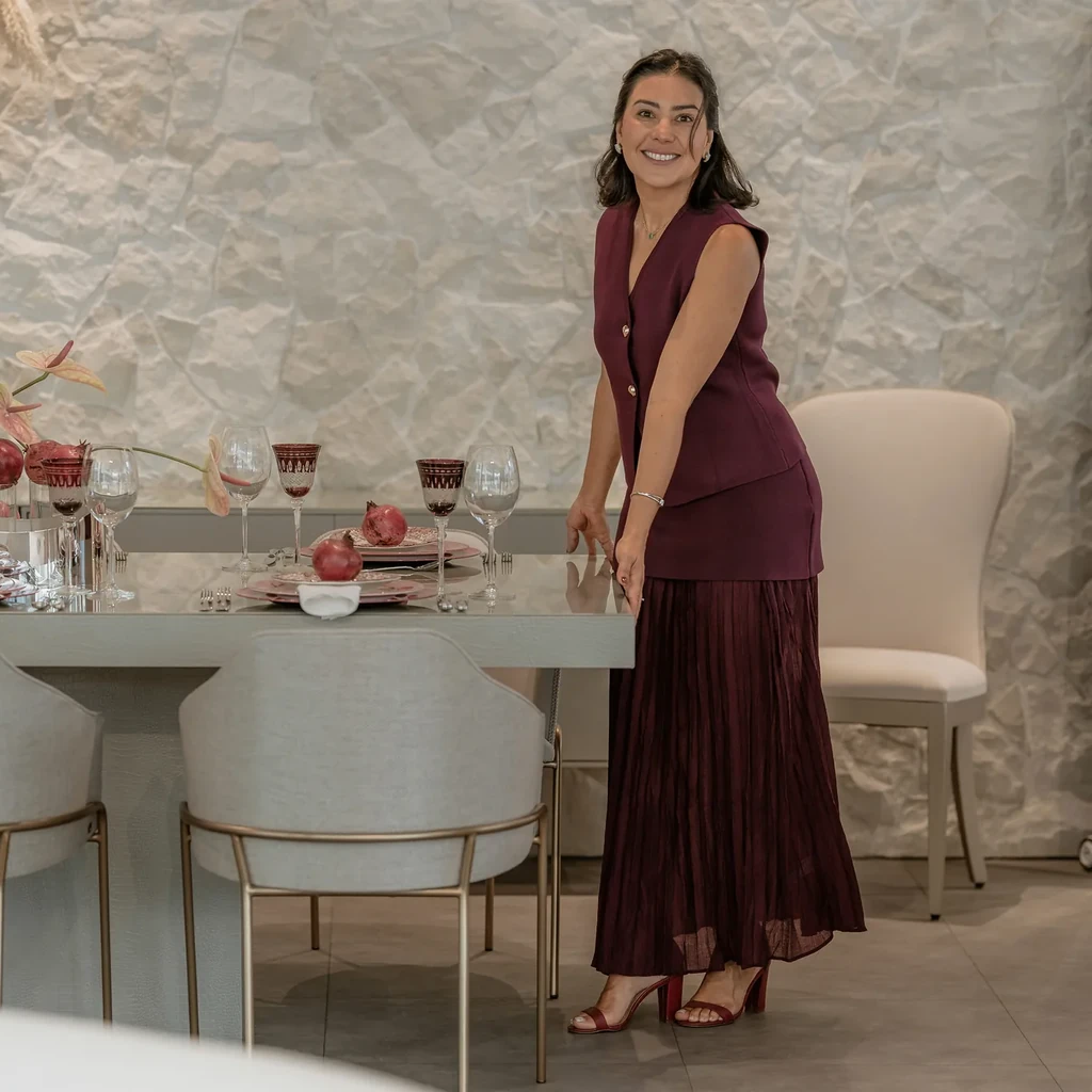Design de interiores Designer de interiores da Vivenda Creative Home junto à mesa de jantar decorada — projeto chave na mão de design de interiores em Lisboa