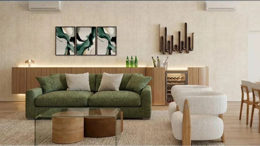 Design de interiores Sala de estar com sofá verde, poltronas em bouclé branco e aparador em madeira com bar — curadoria High-Low de design de interiores em Lisboa da Vivenda Creative Home